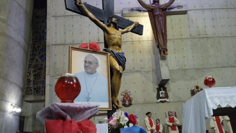 Ofician misa por el eterno descanso de papa Francisco