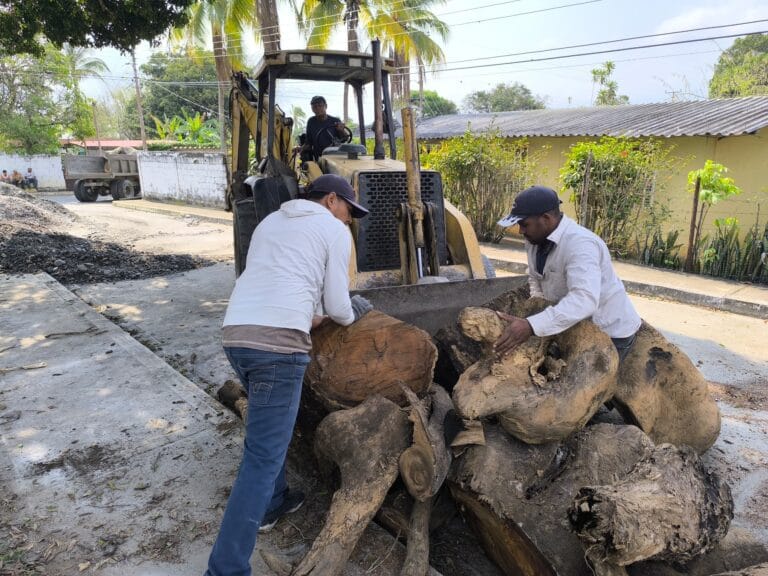 Inician trabajos de embellecimiento a Plazas Bolivar de Urachiche y Camunare Rojo