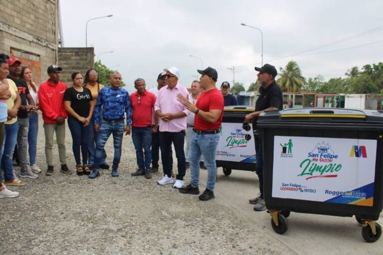 Comunas ubicadas en la Av. La Marroquina recibieron contenedores para organizar la disposición de basura en esa vía