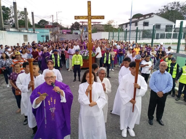 Feligreses de la Iglesia San Rafael Arcángel recorren calles de Independencia 