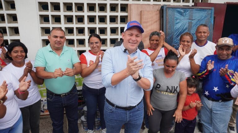Abanderado revolucionario a la gobernación entregó materiales para rehabilitar el CEI de Tacarte 