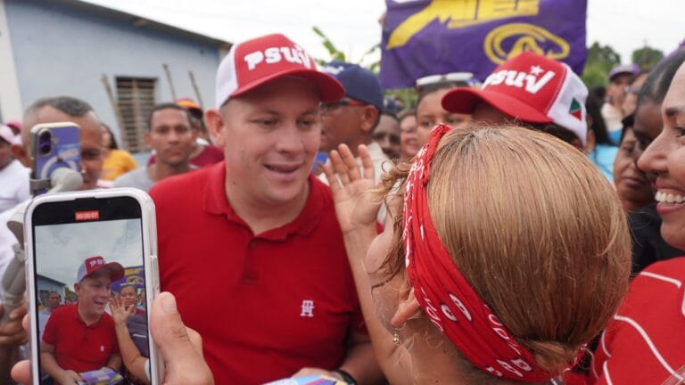 Cimarrones colman calles de Veroes para acompañar a Intoci en despliegue casa a casa