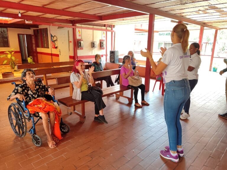 Abuelas de Cocorote disfrutan jornada especial del IMAF 