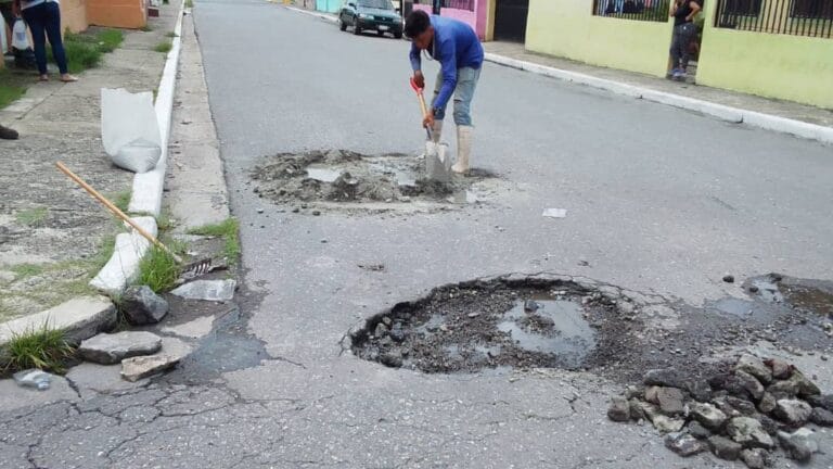 Alcaldía de Bruzual distribuye 50 sacos de asfalto frío y tapa más de 100 huecos en la vialidad municipal