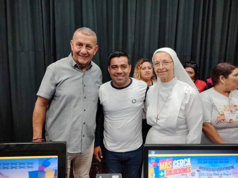 Alcaldía de Bruzual Dota de Computadoras a Escuelas del Municipio