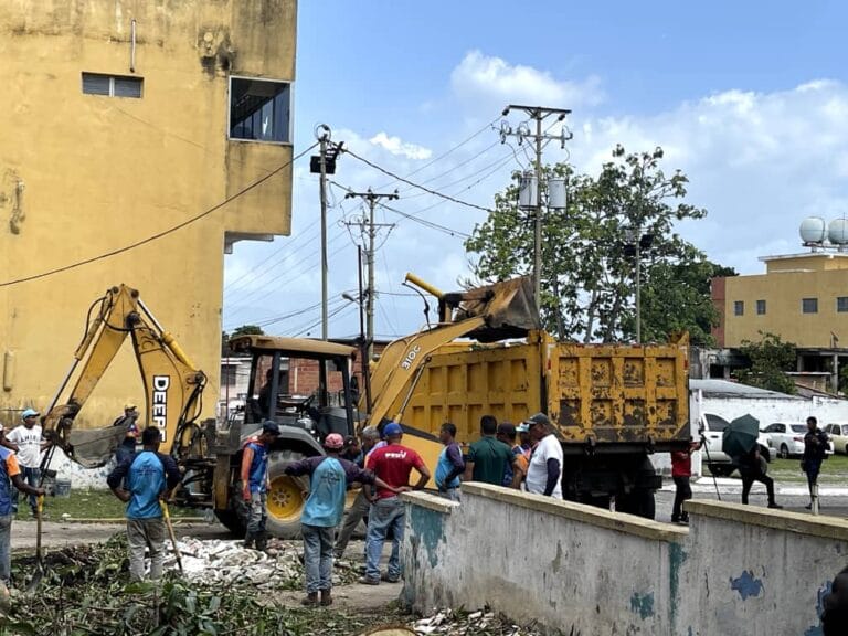 Alcalde Rogger Daza inicia la demolición de antigua sede del INAM para construir el primer Parque Canino de San Falipe y Yaracuy