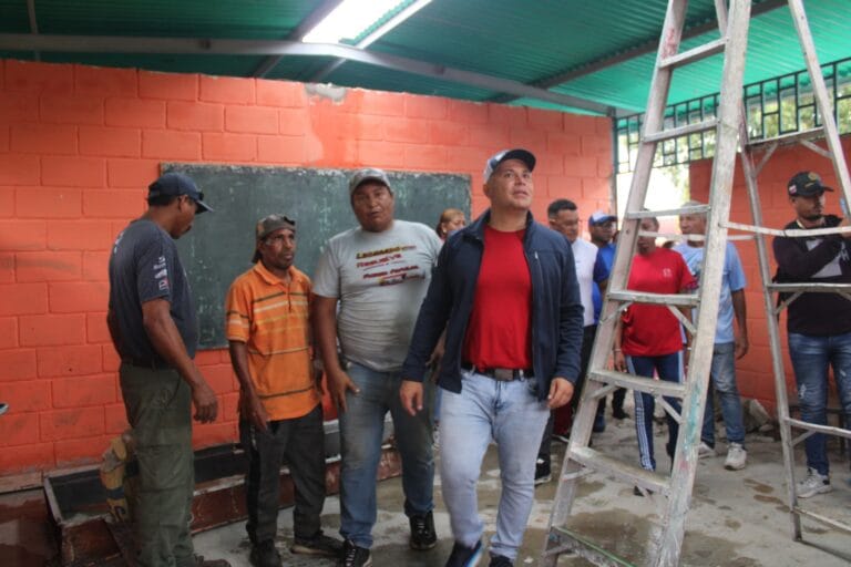 Alcalde Rogger Daza inspeccionó rehabilitación de aulas del CE Yaracuy en Albarico