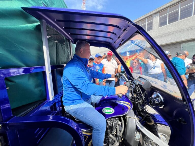 Alcalde Rogger Daza entregó 10 trimotos que fortalecerá el área de servicio públicos en el municipio