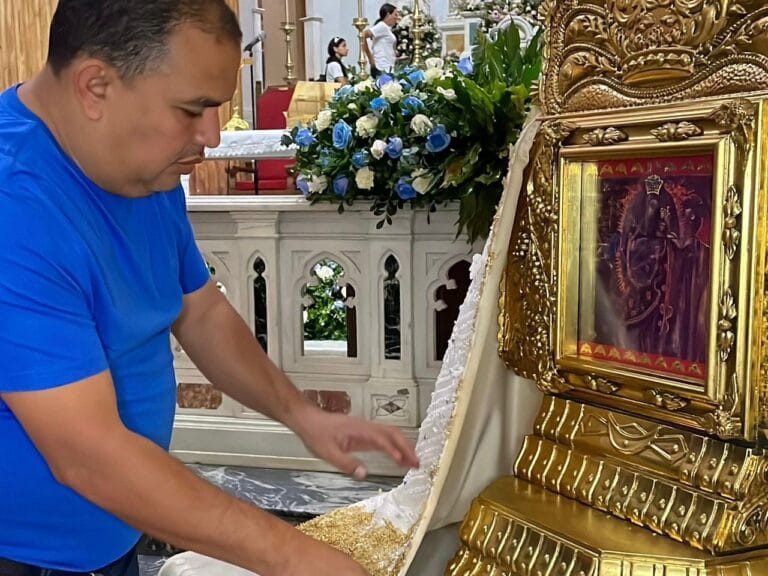 CON EMOCIÓN Y FE, EL ALCALDE DE COCOROTE Y PEREGRINOS RECIBEN LA RÉPLICA DE LA VIRGEN DE LA CHIQUINQUIRÁ