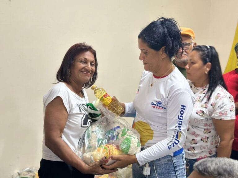 ABUELAS Y ABUELOS SANFELIPEÑOS RECIBEN COMBO DE ALIMENTACIÓN