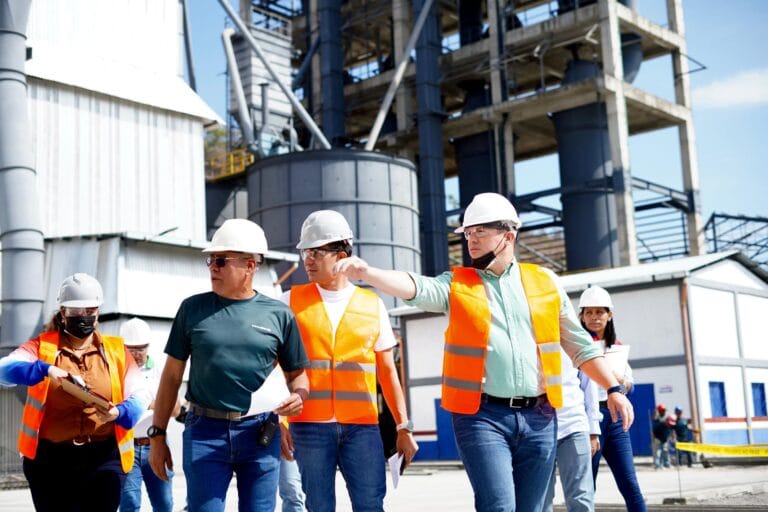 Ministro de Industria verificó operatividad de la línea de producción de la Planta Cemento Yaracuy 