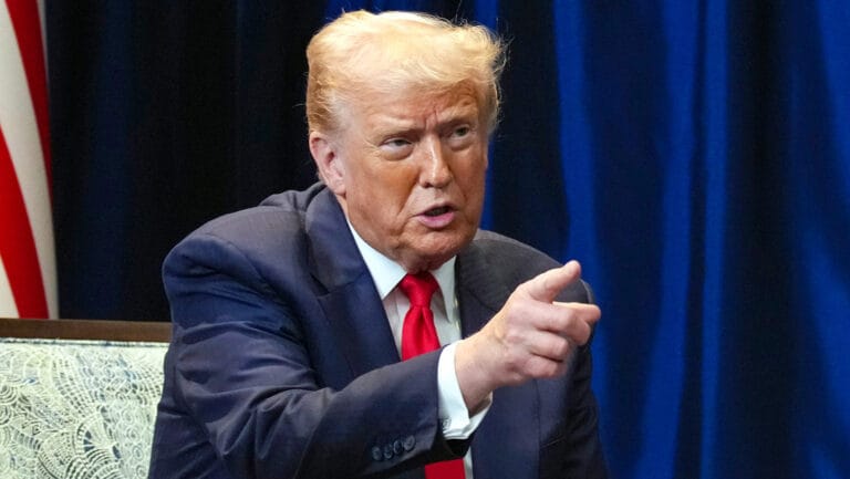 Trump amenaza con un nuevo arancel a los países que «no estén de acuerdo» con él sobre Groenlandia