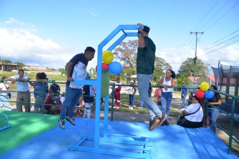 Inauguran Parque Biosaludable en la Comuna Corazón de Mi Patria 8 Luchadoras de Cocorote 