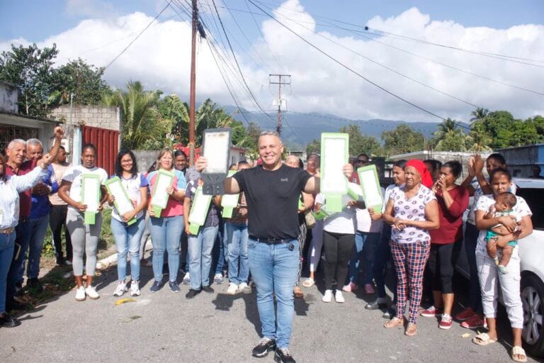 En La Playita se inició la instalación de 35 luminarias bajo el programa San Felipe Me Gusta! Iluminado