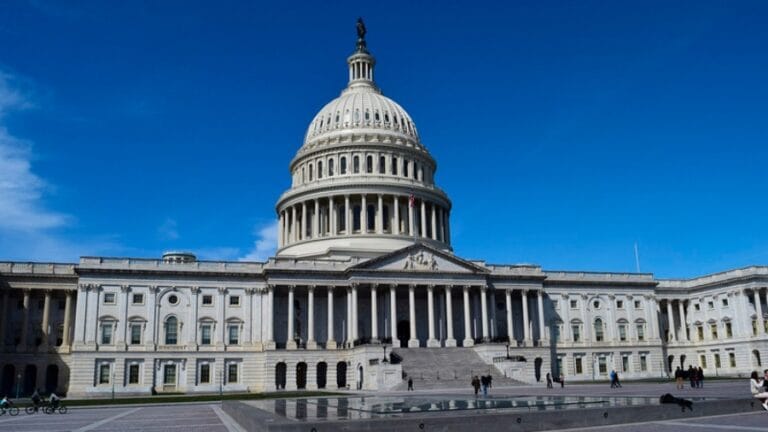 Senado de EE.UU. votará resolución para limitar acciones militares de Trump contra Venezuela