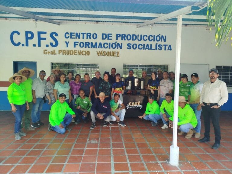 Siembran 3.000 plántulas de tomate en el C.F.P.S Prudencio Vásquez