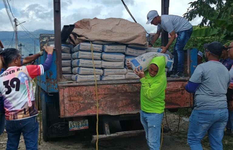 Gobierno de Yaracuy entregó materiales de construcción en sector Rosa Inés 21 del municipio San Felipe