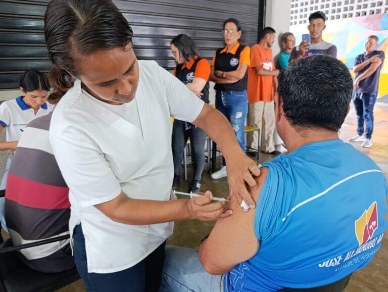Arrendatarios y trabajadores del Mercado Municipal fueron atendidos en jornada de salud