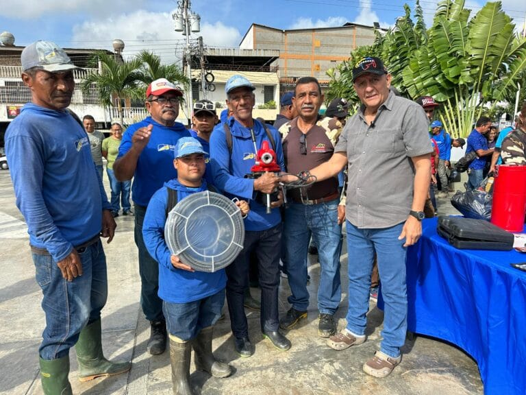 Alcalde Carlos González dignifica a la fuerza laboral de Bruzual con dotación de uniformes y maquinaria