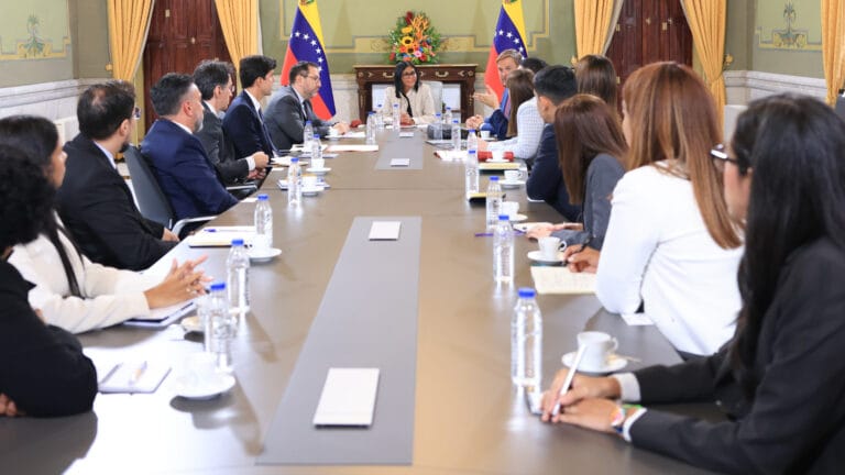 Delcy Rodríguez lideró reunión preparatoria con diplomáticos que viajarán a Washington