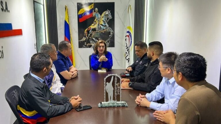Ministra Jacqueline Faría inspecciona planta Yutong para activar la recuperación de unidades en todo el país