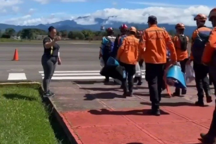 Un equipo de 50 especialistas en rescate y emergenciólogos partió desde el estado Táchira hacia Caracas y La Guaira con el objetivo de brindar apoyo en las zonas afectadas.