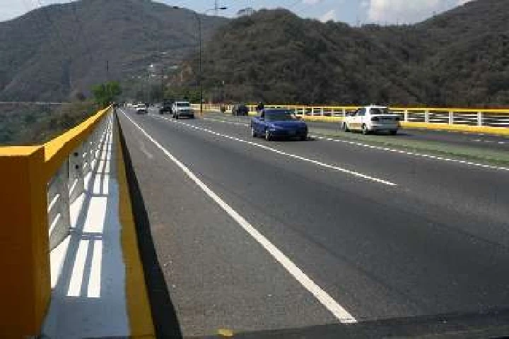 Gobierno desmiente fake news sobre desperfectos en viaducto Caracas-La Guaira