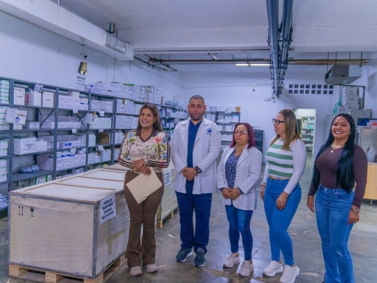 Gobernadora Yulisbeth García entregó cuatro máquinas para la nueva unidad de hemodiálisis en Hospital de Guaiparo 