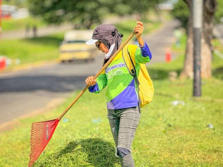 Ejecutan limpieza y mantenimiento de 4.5 kilómetros en la avenida Centurión del municipio Caroní 