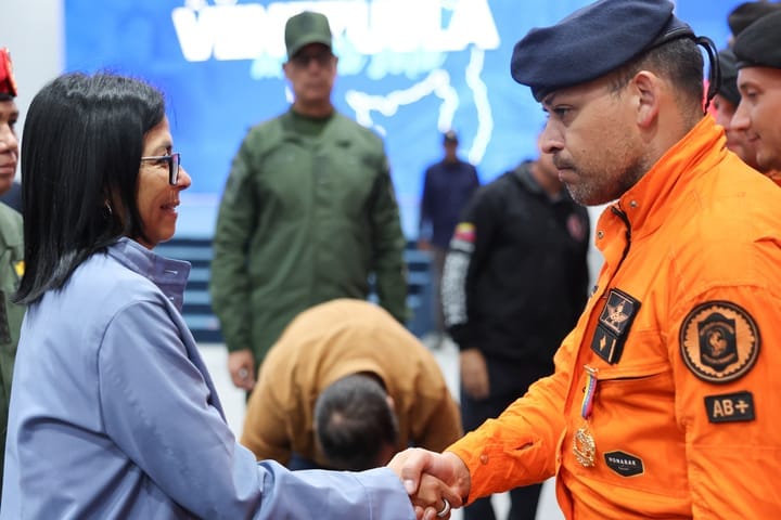 Jefa de Estado (E) condecora a rescatistas de siete naciones