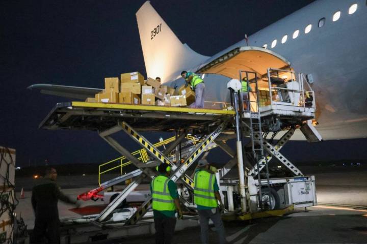 Toneladas de ayuda humanitaria de Argentina, México y Alemania llegan a La Guaira