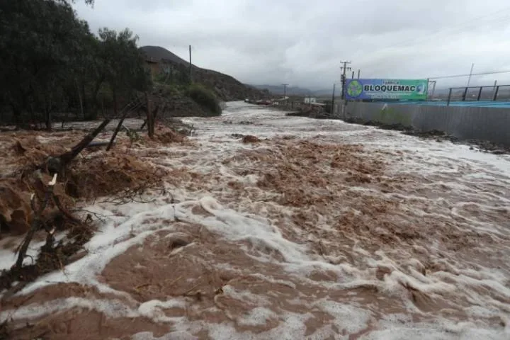 Fuerte temporal en Chile deja 10 fallecidos y 100.000 personas aisladas