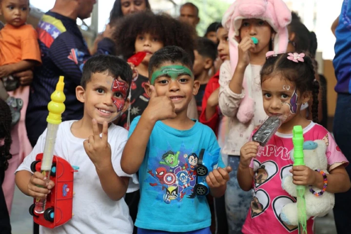 Jornada de atención lleva alegría a niños y niñas en campamentos transitorios