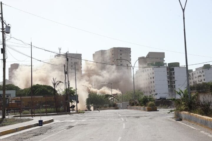 Realizan primera demolición controlada de edificio con inclinación peligrosa en La Guaira