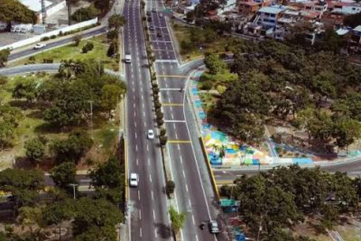 Despliegan operativo de rehabilitación en el Distribuidor El Trébol de La Guaira