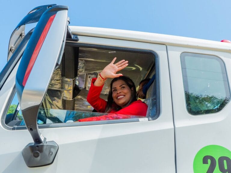 Gobernadora de Bolivar entregó 13 nuevas compactadoras para la recolección de desechos sólidos en Caroní