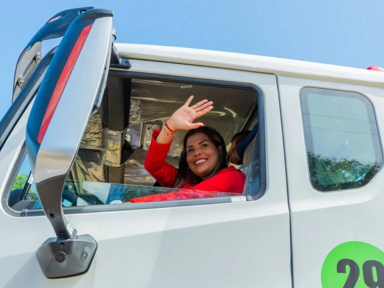 Gobernadora de Bolivar entregó 13 nuevas compactadoras para la recolección de desechos sólidos en Caroní