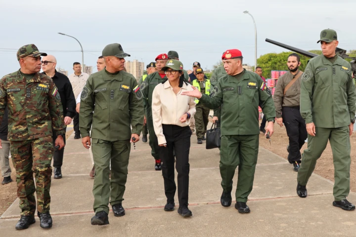 Jefa de Estado inspecciona labores de recuperación de la Escuela Naval en La Guaira