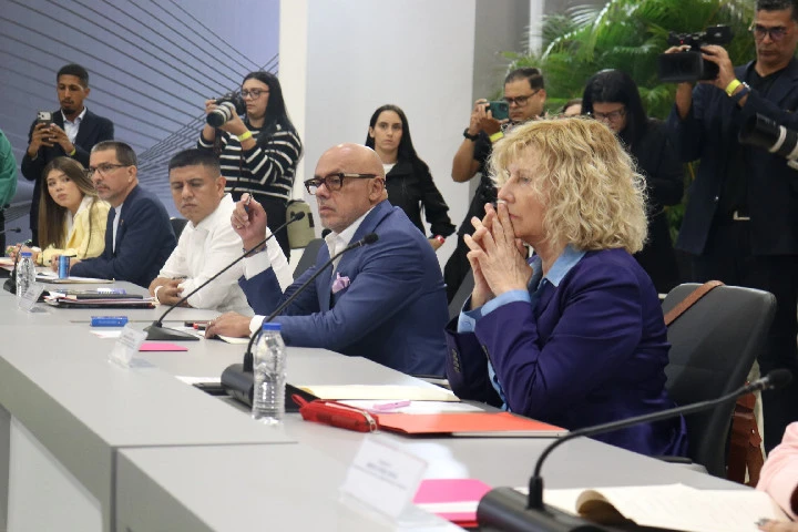 Diálogo entre Gobierno nacional y exdiputados de 2015 se mantiene en sesión permanente