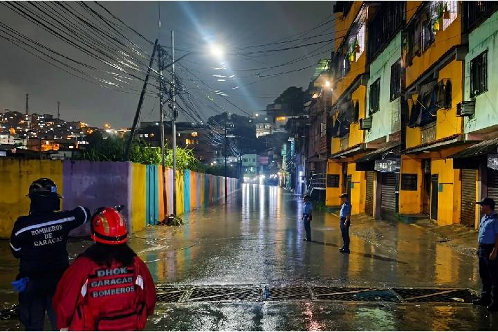 Bomberos de Caracas atendieron colapso de muro perimetral en Petare