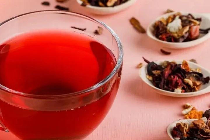 Beber té de laurel con jamaica ayuda a mejorar la salud digestiva
