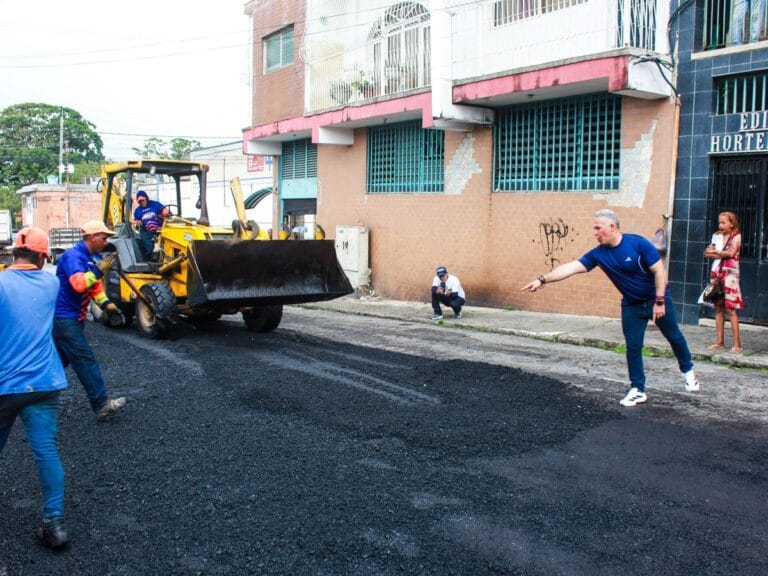 Plan Bacheo y Asfalto Me Gusta! repara falla en capa asfáltica de la calle 15 entre 6ta y 7ma avenidas