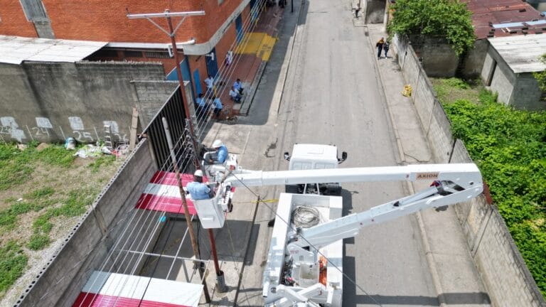 Gobernador informó ampliación de la capacidad del servicio eléctrico en Av Trocadero de Yaritagua con instalación de tres bancos de transformadores