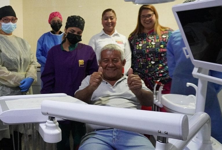 Gobernación de Yaracuy y MinSalud atendieron a más de 200 abuelos y abuelas con entrega de prótesis dentales y lentes