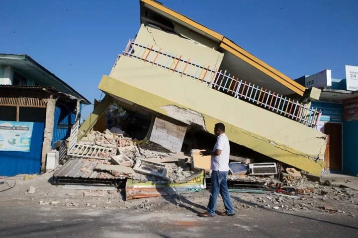 Ascienden a 68 la cifra de fallecidos tras terremoto en Indonesia