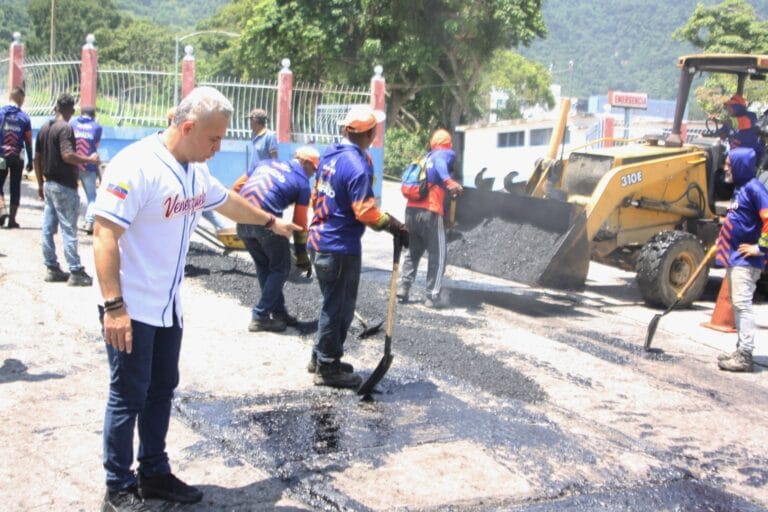 Plan Bacheo y Asfalto inició saneamiento de la vialidad en Los Cerritos y parte alta de San Felipe