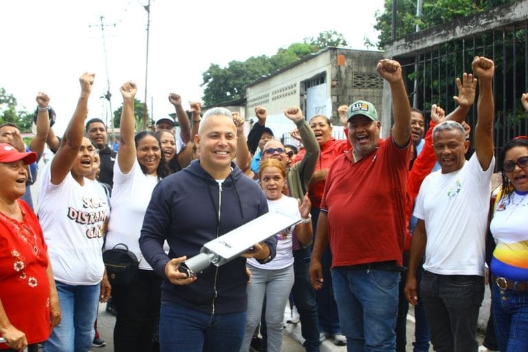 En Albarico instalan 106 luminarias LED que benefician las Comunas Dr. J.J de Maya y San Juan Bautista
