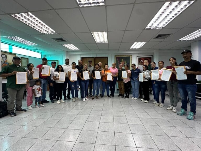 Familias de Los Girasoles y Brisas del Yurubí recibieron adjudicación de terrenos