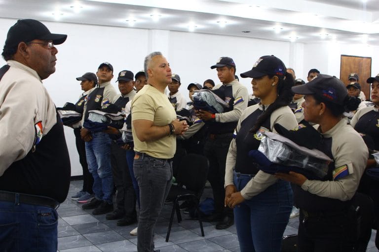 Alcalde de San Felipe dotó de nuevos uniformes a los Guardianes de Identidad