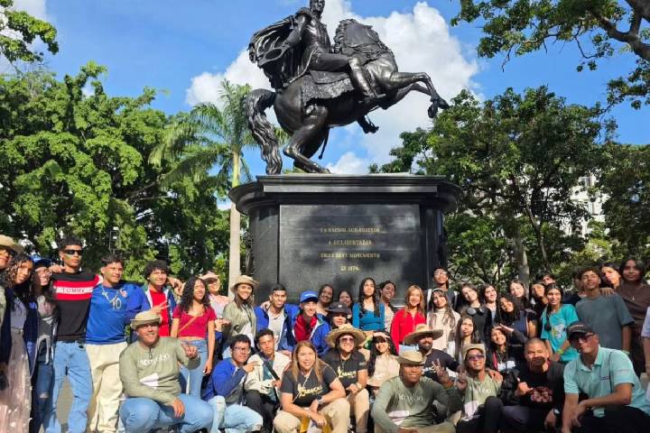 Estudiantes con los mejores promedios del país recorren el centro histórico de Caracas